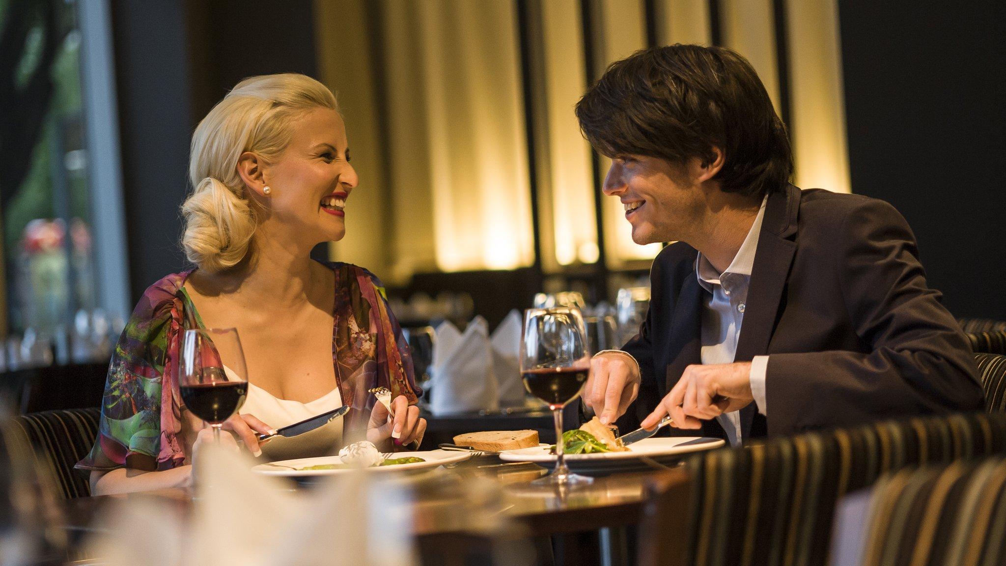 Готель Pullman Аделаїда Ресторан фото A couple dining together